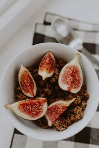 Kaboompics - Bowl of crunchy granola and figs