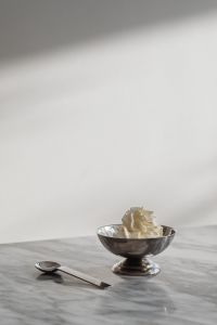 Kaboompics - Arabescato Marble Table - Metal Dish - Ice Cream - Whipped cream