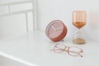 Kaboompics - Corrective eyewear - Eyeglasses - clock - hourglass
