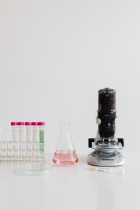 Kaboompics - Laboratory tubes - conical flask - Microscope
