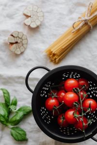 Kaboompics - Cherry tomatoes - garlic - basil - spaghetti pasta