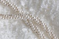 Kaboompics - Pearl necklace on white blanket