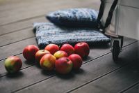 Kaboompics - Red apples on a wooden floor