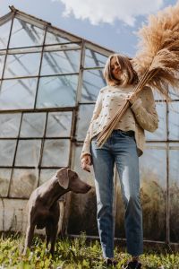 Kaboompics - The woman keeps the Pampas grass, next to her there is a Weimaraner dog