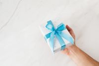 Kaboompics - Hands hold Christmas gift