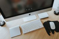 Kaboompics - White Apple iMac computer with elephant mousepad