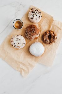 Kaboompics - Donuts & Pączki with fruit and coffee