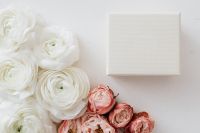 Kaboompics - White buttercups & pink roses - empty box