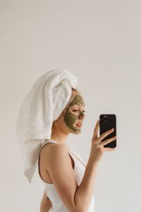 Kaboompics - Young Girl with Clay Mask on Her Face Taking a Selfie