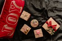 Kaboompics - Christmas gifts on black linen bedding