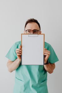Kaboompics - Doctor with clipboard