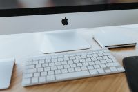 Kaboompics - White Apple iMac computer with elephant mousepad