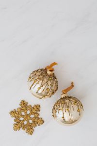 Kaboompics - Golden baubles - Christmas decorations