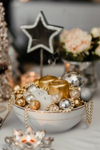 Kaboompics - Christmas decorations and candles in gold and silver tones
