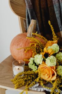 Kaboompics - Bright autumn backgrounds - pumpkins - flowers - candle
