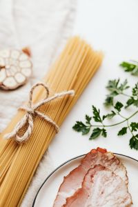 Kaboompics - Pasta - garlic - parsley - bacon - carbonara