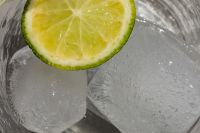 Kaboompics - Glass with water - lime - ice cubes - closeup - close-up - close up