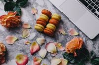 Kaboompics - Macaroons, roses, Macbook, coffee, marble