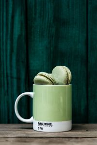 Kaboompics - Green Macaroons in Pantone mug