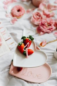 Kaboompics - Strawberries on a plate - Valentine's