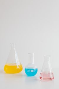 Kaboompics - Flat-bottomed and conical flask wiith blue yellow pink liquid