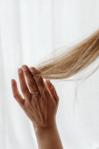 Kaboompics - A hand holds a lock of hair