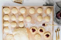Kaboompics - Adding cherry marmalade to Polish donuts - Paczki