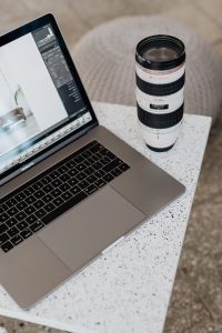 Kaboompics - Photographer working with a laptop