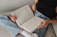 Kaboompics - Woman in light-colored jeans with books