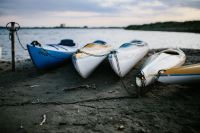 Kaboompics - Kayaks moored on the shore