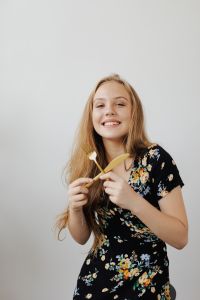 Kaboompics - Teen Girl holding cutlery
