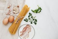 Kaboompics - Pasta - garlic - eggs - parsley - bacon - carbonara