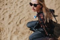 Kaboompics - Young woman wearing a leather jacket and sunglasses on the beach