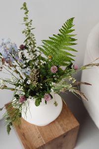 Kaboompics - Clover - Field flowers - Wildflowers - ceramic vase -side table - cubicle - walnut wood - pedestal