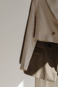Kaboompics - Croppet blazer made of a linen blend
