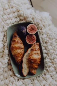 Kaboompics - Croissants and figs on a green plate