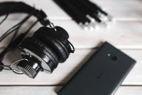 Kaboompics - Black smartphone and headphones