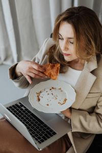 Kaboompics - Businesswoman eats a croissant - food