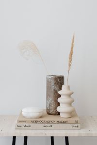 Kaboompics - Marble vase - alabaster - dried grass