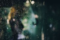 Kaboompics - Water drops of rain on glass