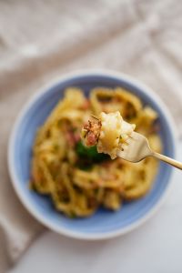 Kaboompics - Carbonara spaghetti on a blue plate, ribbon noodles