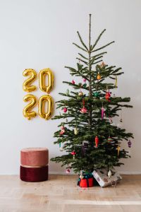 Kaboompics - New Year's Eve - Golden balloons in the shape of the year 2020, Christmas Tree