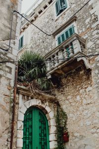Kaboompics - Green door of an old building in Rovinj, Croatia