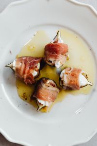 Kaboompics - Figs with goat cheese and prosciutto