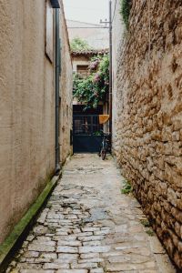 Kaboompics - Narrow street in a small Mediterranean town, Rovinj, Croatia