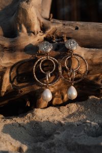 Kaboompics - Gold earrings with natural pearl - jewelry