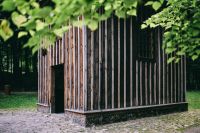 Kaboompics - Wooden cabin in a forest
