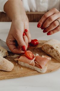 Kaboompics - Cherry tomato on bread - Prosciutto