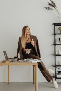 Young entrepreneur dressed in brown suit - desk - laptop - computer