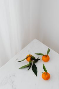 Kaboompics - Mandarins on white marble